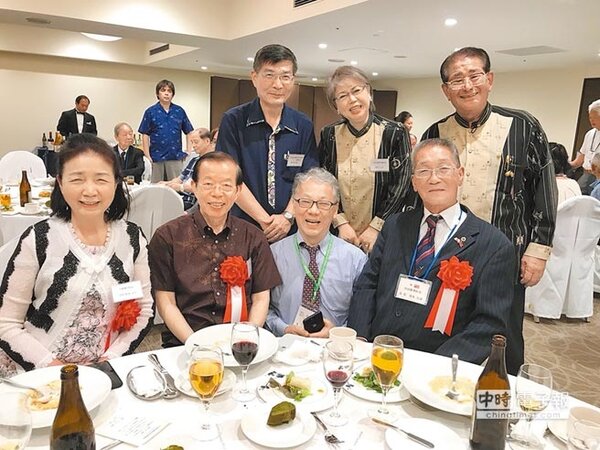 圖為駐日代表謝長廷（前排左二）與蘇啟誠（後排左一）參加旅居沖繩華僑晚宴。（中央社資料照片）