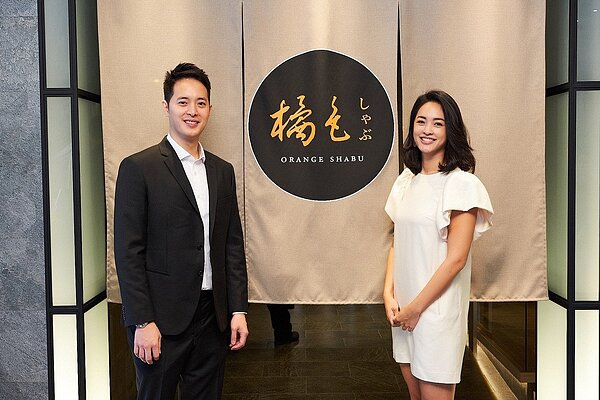 橘色餐飲集團第二代,袁保華(左)、袁悅苓接班,首度進軍百貨市場。圖/橘色提供