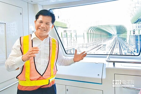 台中市長林佳龍日前視察台中捷運綠線施工進度,未來將加速捷運藍線進度,往完工通車的目標邁進。(盧金足翻攝)