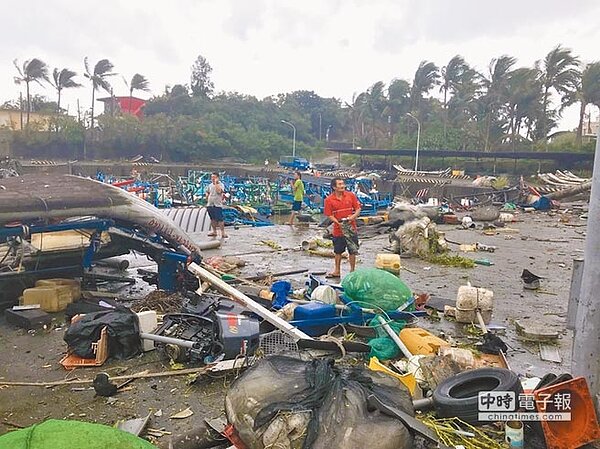 山竹颱風外圍環流15日影響台灣東部地區，台東尚武漁港傍晚更出現龍捲風，多艘膠筏被橫掃吹上岸，漁港物品散落滿地，現場一片狼藉。（圖／海巡提供）