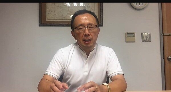 外交部大阪辦事處長蘇啟誠輕生不治,一篇「誰殺了我們的外交官?」匿名文章,昨天被廣泛流傳,台大政治系教受蘇宏達為示負責,決定具名刊登,批評長於政治操作的政要化使節,如何佔盡A區好缺,卻「表演作秀丶推卸責任」。發文後引發外交部長親自回應,而蘇宏達不甘示弱,今天凌晨開直播,要求吳釗燮對外公布民進黨政治任命的使節名單供外界檢視。翻攝蘇宏達臉書網頁
