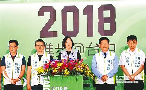 民進黨主席蔡英文(中)15日在台中輔選站台時指出,年底選戰激烈,某些假消息甚至來自對岸,破壞人民對政府的信賴,呼籲要守住台灣的價值。(盧金足攝)