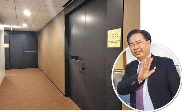 外交部長吳釗燮（右，本報資料照片）反擊，別在傷口撒鹽。後圖為我駐大阪辦事處，業務仍正常進行（圖／黃菁菁攝）。