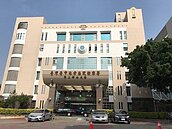 房客聞樓友門縫傳惡臭　報警發現已成乾屍