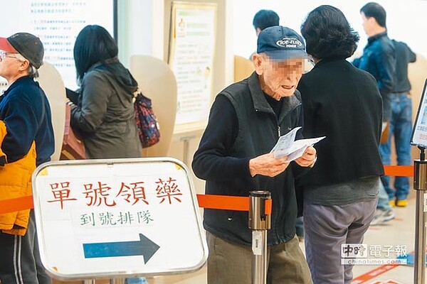 健保署已將雲端藥歷系統與醫院內病歷系統連結,即日起,遇到重複開藥或藥物有交互作用,系統會主動跳出警示視窗,讓民眾用藥更安全。圖為老人在醫院領藥。(圖/本報資料照片)