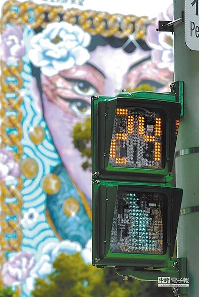 台灣各路口隨處可見的「小綠人」。(季志翔攝)