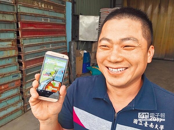 台南弘昌碾米工廠開發出巡田水APP,方便農民參考。(圖/莊曜聰攝)