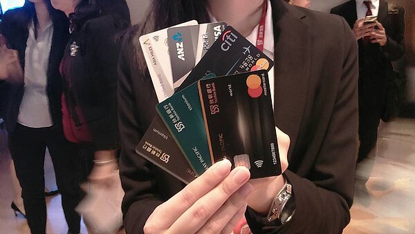 越來越多銀行「主動幫卡友剪呆卡」,若持卡人連續6個月或24個月沒刷卡,銀行會主動叫停,取消持卡人使用信用卡權利。圖/Money101金融產品比較網提供