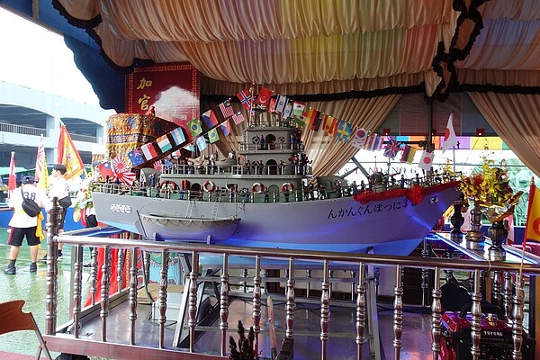 高雄市紅毛港保安堂是台灣專門奉祀日本軍艦及艦長的廟宇,今舉辦創堂70多年來,首次海上遶境招魂法法會,盼將38號驅逐艦「蓬」殉職145名日軍英魂,引回保安堂祭祀後,將擇日將其英靈帶回日本,今天這場海上遶境招魂法會,也有日本學者來台田野調查。(記者劉星君/攝影)