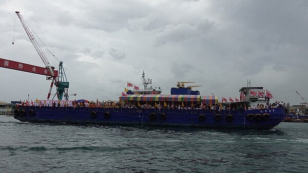 高雄市紅毛港保安堂是台灣專門奉祀日本軍艦及艦長的廟宇,今舉辦創堂70多年來,首次海上遶境招魂法法會,盼將38號驅逐艦「蓬」殉職145名日軍英魂,引回保安堂祭祀後,將擇日將其英靈帶回日本,今天這場海上遶境招魂法會,也有日本學者來台田野調查。(記者劉星君/攝影)