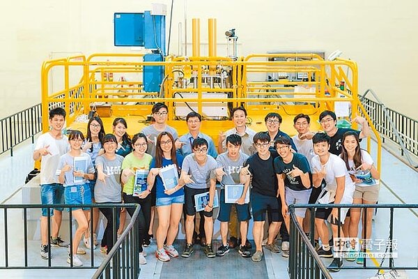 清華兩岸三地低碳綠能營迄今邁入第7屆,課程安排兩岸三地學子前往新竹清華大學,學習原子爐相關課程。(新竹清華大學提供)