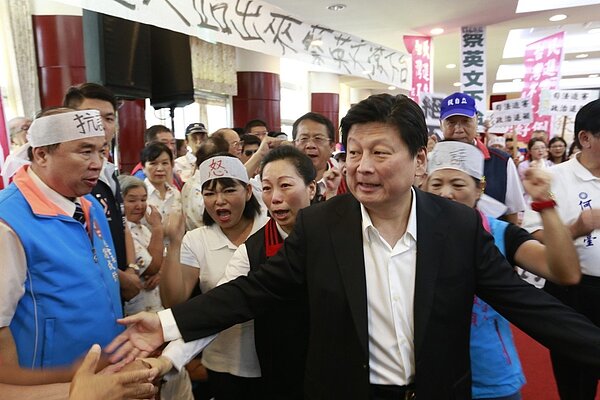 花蓮前縣長傅崐萁今天(9/16)起將一連3天舉辦13場感恩茶會,向鄉親感謝並告別。圖/報系資料照