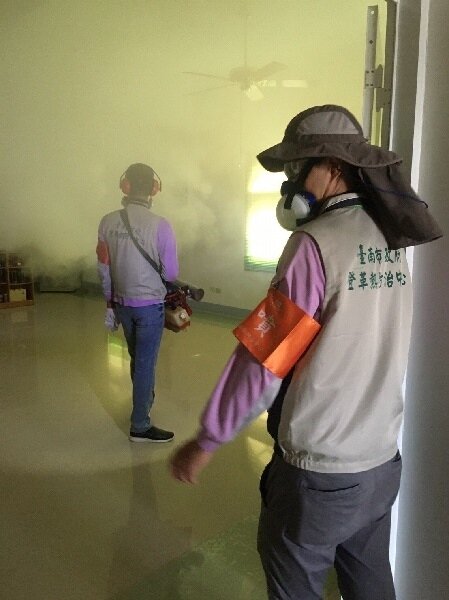 台南市出現第2例登革熱病患，防疫人員今天前往佳里區進行化學防治。（圖／衛生局提供）