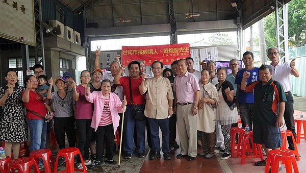 台南市長參選人蘇煥智(中)今走訪永康區精忠九村自治會,提出精忠九村應成為社會住宅,並讓原住戶優先原地居住。圖/蘇煥智服務處提供