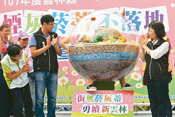 雲林縣府環保局在斗六火車站前設置以農業首都為主題的菸灰菸蒂不落地裝置藝術。 記者陳雅玲/攝影