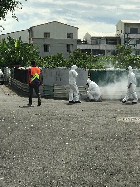 台南市出現第2例登革熱病患，防疫人員今天前往佳里區進行化學防治。（圖／衛生局提供）