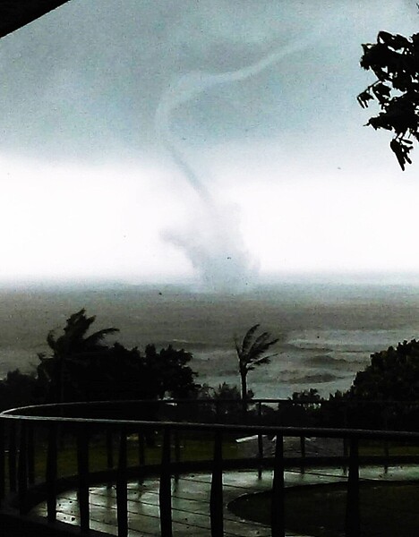 山竹颱風外圍環流造成在東部外海發生水龍捲。圖/觀光東管處提供