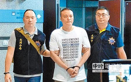 警方逮捕「假購屋真詐財」案主嫌陳國帥(中)。(本報資料照片)