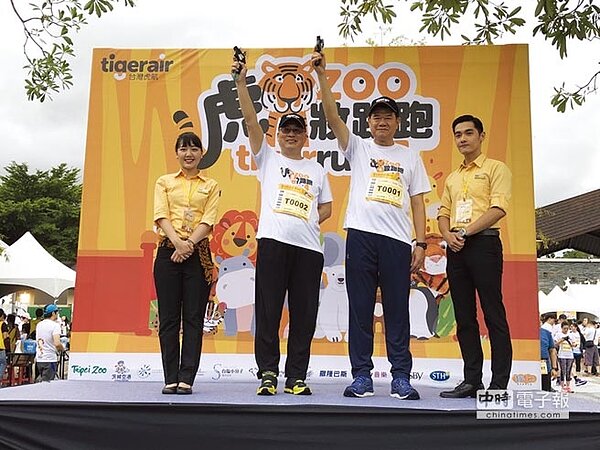右二起華航董事長何煖軒與台虎董事長張鴻鐘一起為路跑活動鳴槍開跑。圖/台虎提供