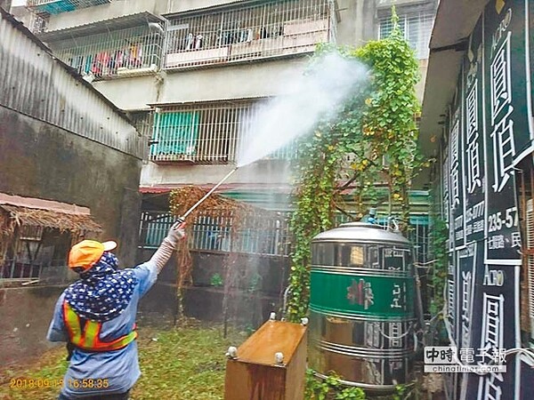 高市再爆第7例登革熱，三民區婦人疑隱匿疫情，衛生單位緊急噴藥防治。（柯宗緯翻攝）