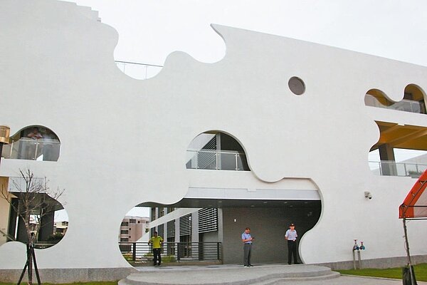 「彰化市汙水下水道系統-水資源回收中心」昨啟用,園區建築相當特別,還設置景觀公園。 記者林宛諭/攝影