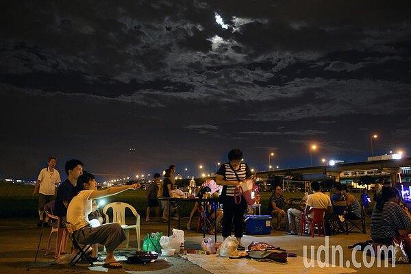 氣象局預估，中秋節當天，北部東半部有機會降雨，中南部只能「雲縫中看月亮」。聯合報系資料照／胡經周攝影