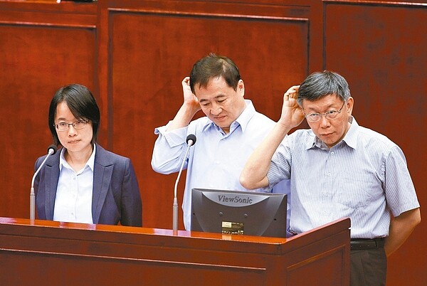 北農與北市府之間爭議不斷,藍綠議員與學者都認為,北農事件讓市長柯文哲(右)支持度下滑。 圖/聯合報系資料照片