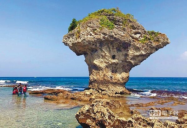 小琉球8月受到西南氣流及農曆7月影響,遊客數比去年同期減少22%,但人數仍為歷年來8月次高。圖為小琉球花瓶岩。(潘建志攝)