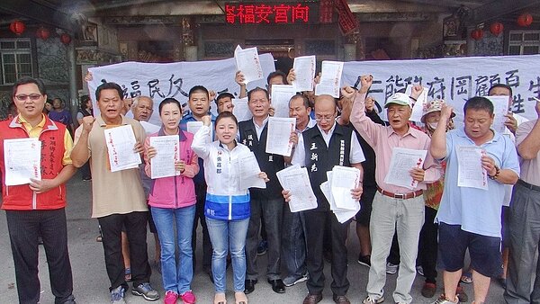 雲林縣口湖鄉民反對設立氣象雷達站,發出怒吼。 記者蔡維斌/攝影