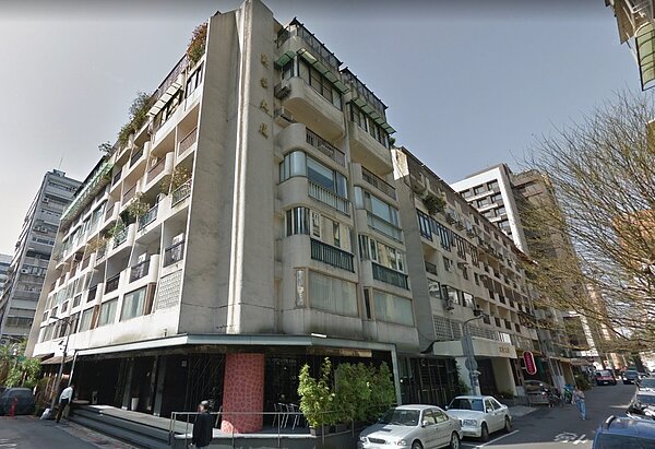 藝人崔苔菁位於台北市大安區復興南路的「芙蓉大廈」住家。(圖/翻攝自google map)