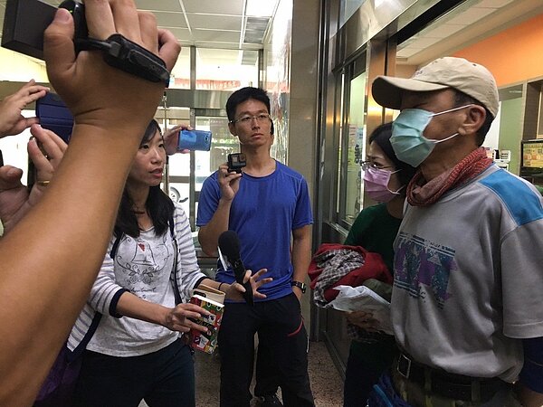 葉姓山友被送到秀傳醫院,面對媒體,無言以對。圖/秀傳醫院提供