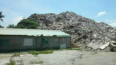 位於桃園市桃園區富國路229巷一處空地,長期遭人堆置廢棄木材,由於沒有相關防護措施,木材經長時間曝曬,導致環境髒亂,容易滋生細菌、蚊蟲,造成周邊居民生活品質極差。圖/民眾提供