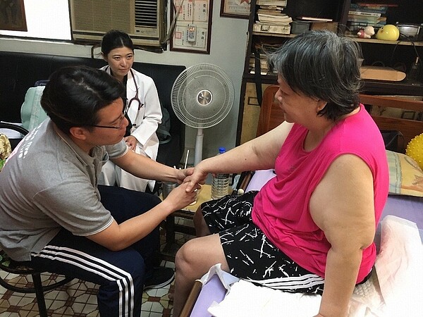 長照2.0新北個案接受「專業服務」復健的比例偏低,新北市9月起將自付額比例降低,單月可省270元。 圖/新北市衛生局提供