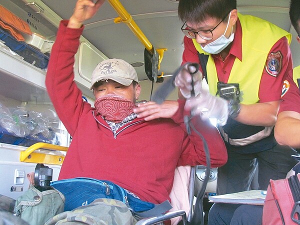 葉姓山友被直升機救下,在救護車上一言不發。 記者張家樂/攝影