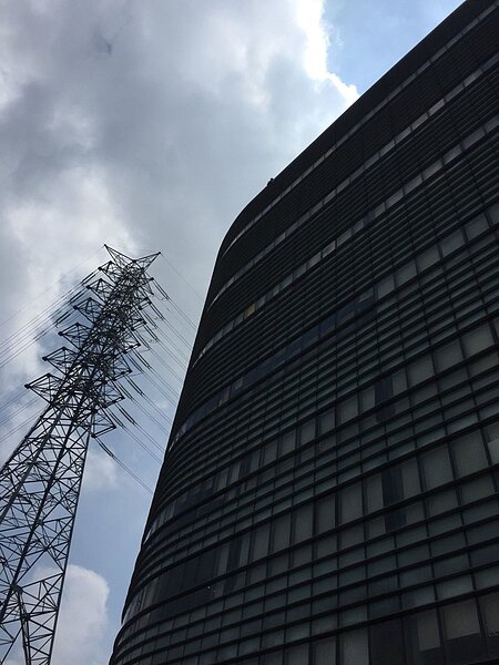 面板大廠華映位在桃園龍潭廠區大樓,今突有女子跑到樓頂企圖跳樓輕生,消防局獲報到場鋪設地墊防備。記者張弘昌/翻攝