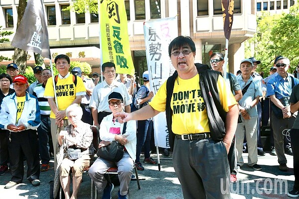 反南鐵東移全線自救聯合會長陳致曉表示，南鐵延線有323戶居民，在此次徵收會議，政府要強徵人民237筆土地，是賴清德在台南市長任內直接下命令徵收。記者黃義書/攝影
