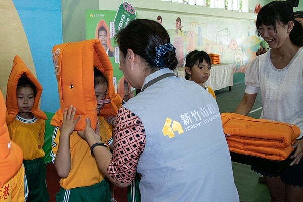 新竹市府購置6000多份的防災頭套,致贈小一新生。圖/新竹市府提供