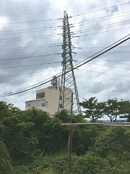 議員批電纜未地下化,成為社區嫌惡設施,且強颱來襲恐釀成災難。 圖/張芬郁議員提供