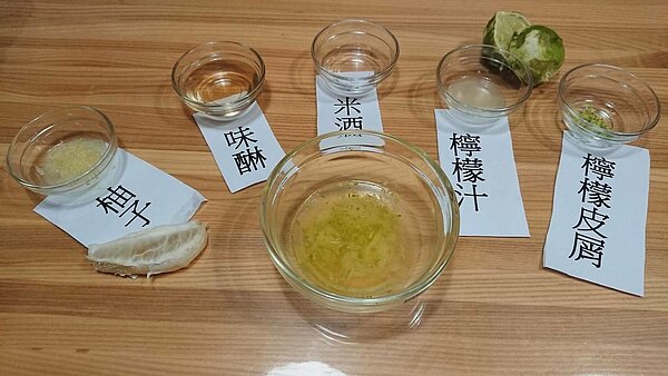 林口長庚營養室教民眾自製低鹽烤肉沾醬。 材料:柚子一片、米酒1湯匙、味醂2湯匙、檸檬汁半湯匙、檸檬皮屑少許 作法: 1.將柚子擠出果汁、果肉 2.柚子汁加上米酒、味醂、檸檬汁、檸檬皮屑 3.均勻攪拌即可使用 圖/長庚醫院提供