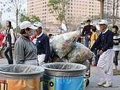 台灣燈會爆人潮　垃圾不落地見成效