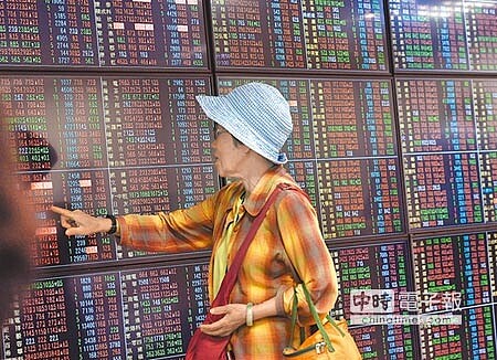 貿易戰利空現鈍化,美股全面反彈,外資大舉加碼,激勵台股昨(19)日收復年線,站回10,800大關。(本報資料照片)