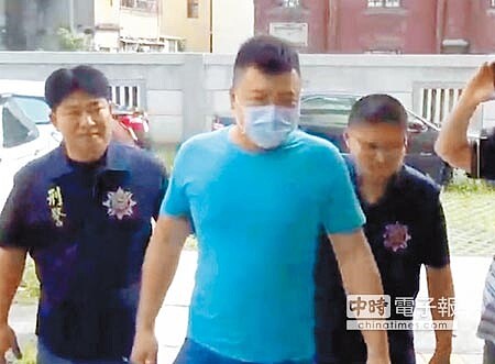 許嫌自詡油漆哥,15日前往不二家潑紅漆後,19日凌晨又前去擺吊喪事用白燈籠,再度落網被酸「落漆哥」。(吳敏菁攝)