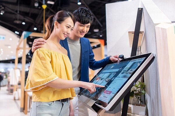 近期阿里巴巴旗下電商淘寶網與台灣特力集團合作,提供智慧貨架、電子價標、RFID 貨架等新技術,打造首間海外《Taobao x hoi! 淘寶精選店》。 圖/特力提供