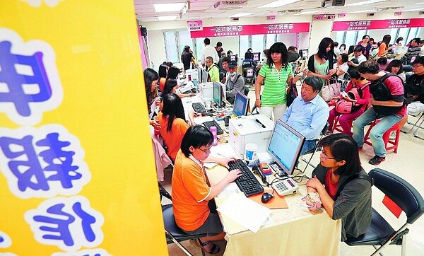 股利稅改今年實施,明年報稅時將首次適用。圖為民眾報稅。圖/本報系資料庫