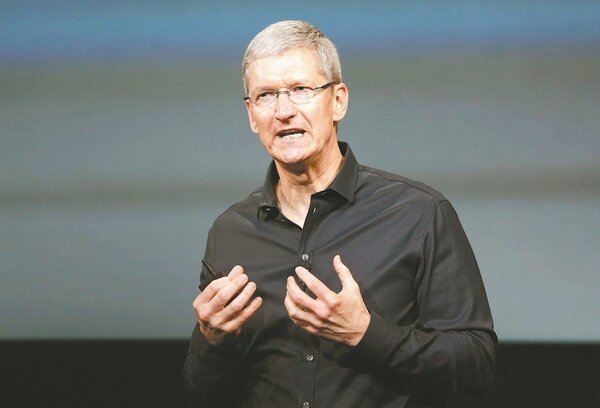 蘋果執行長庫克為新款iPhone售價辯護。