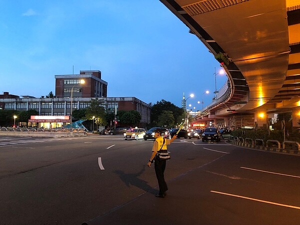 中秋連假將至,北市中正第二分局預估返鄉車潮將於9月21日下午5時後湧現,為避免連假期間交通壅塞,將針對轄區內可能發生壅塞的重慶南路、羅斯福路等路段,加派警力疏導交通。記者李隆揆/翻攝