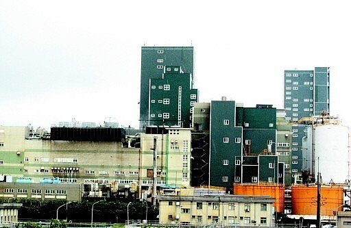 受美中貿易戰波及,已有台商在觀望、並考慮將生產基地遷回台灣或轉往新南向。圖為位於桃園市工業區樓房。 圖/聯合報系資料照片