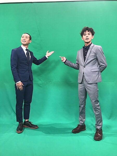 兩人在綠Key前板演練播報。記者葉君遠／攝影 