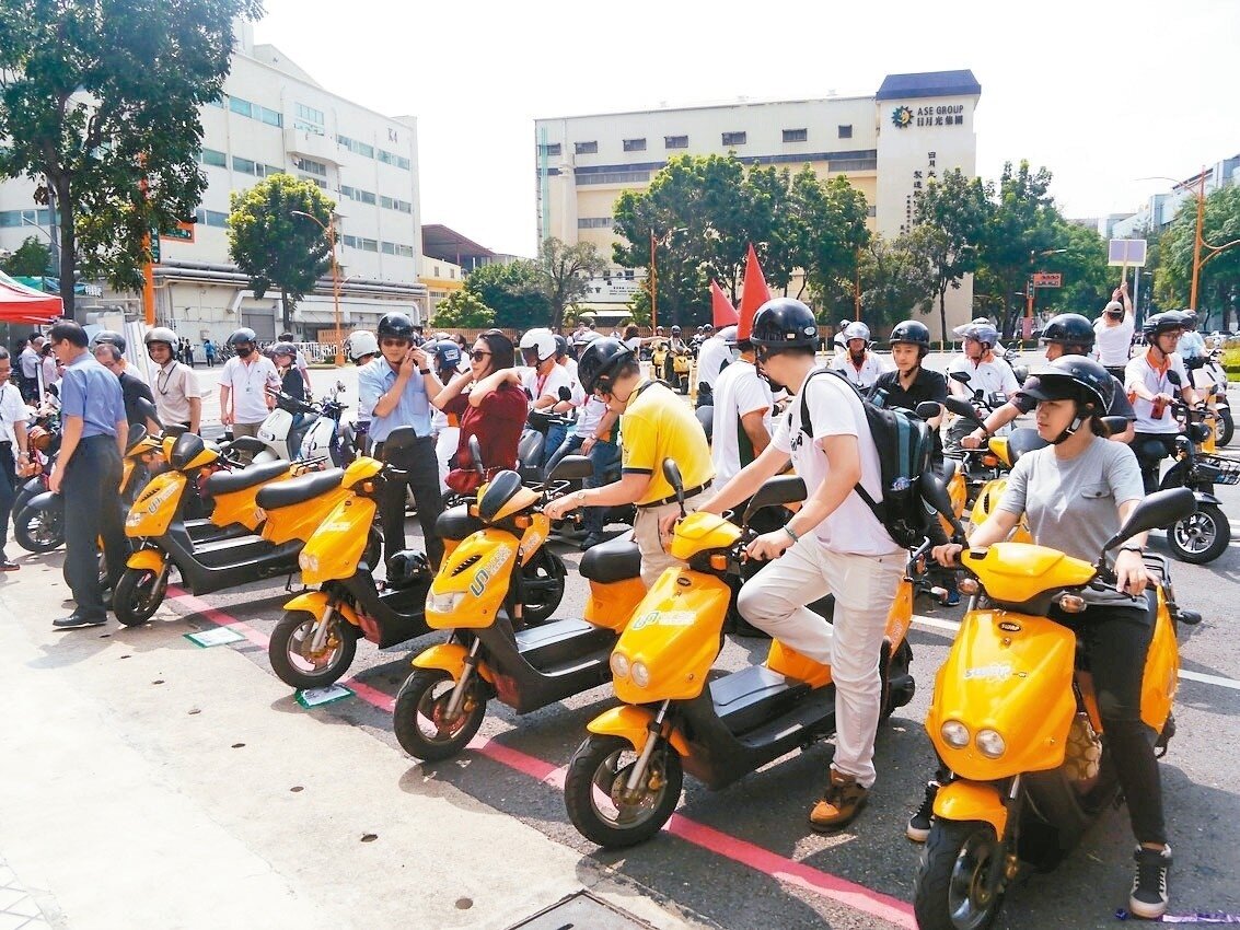高市楠梓加工出口區建構電動機車共享系統，園區員工可租賃電動車當代步工具。 記者徐白櫻／攝影
