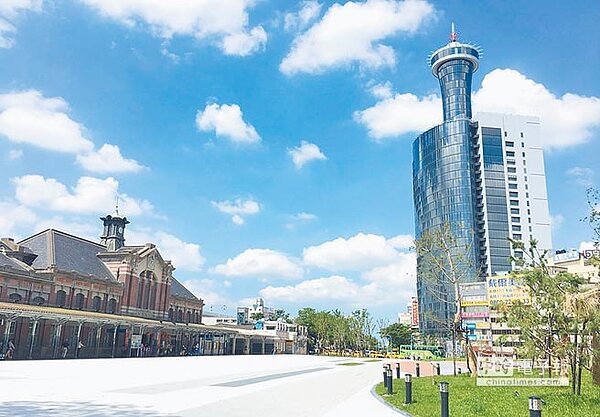 台中市政府因應台中火車站前廣場完工;交通局將配合調整22條公車路線!(陳世宗翻攝)